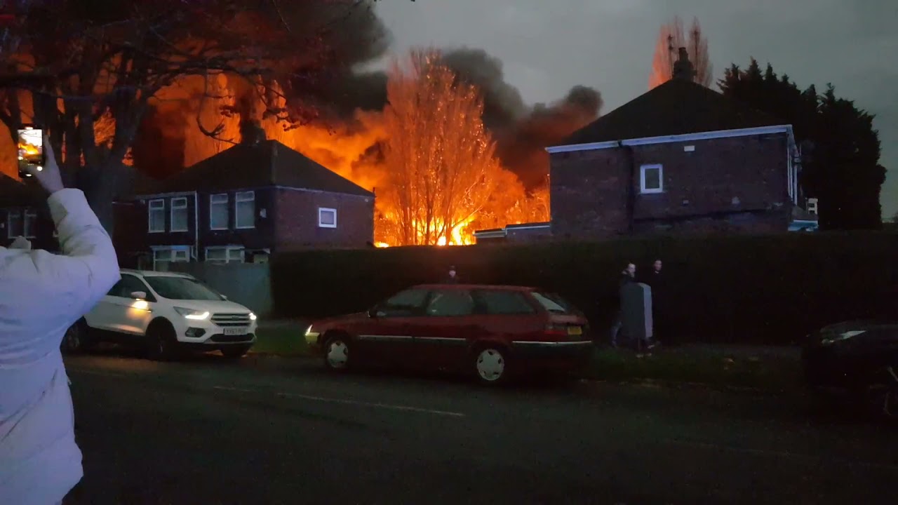Hessle, East Yorkshire.  Thomson Plastics fire footage from street over houses