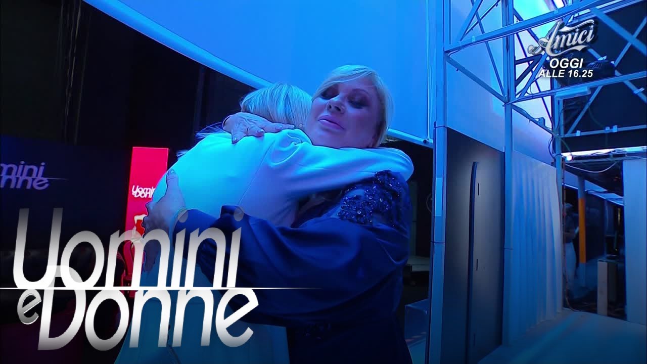 Uomini e Donne, Trono Over - L'abbraccio tra Tina e Gemma