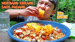 eat clams in Padang sauce