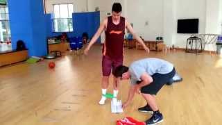Liaoning CBA China workout. He Tianju. Check your motion.