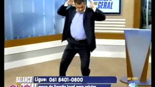 Henrique Chaves dança o Rebolation - Balanço Geral (18_03_2010).mp4