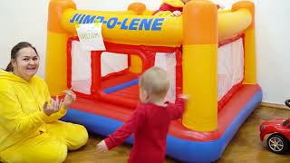 Şişme Trambolinde Zıplayan Çocuk