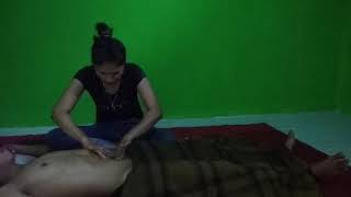 pijat tradisional pijat perut pria muda // male massage