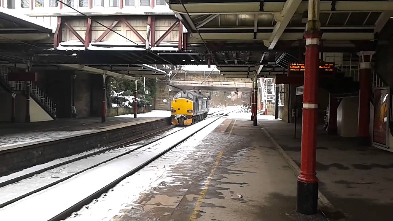 Class 37 no 37606 passes through Bingley Station