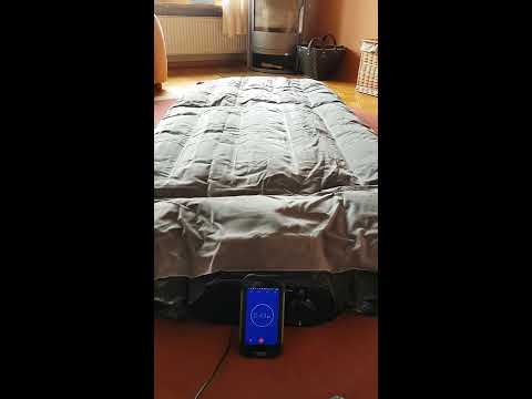 amazonbasics---premium-luftmatratze-mit-kissenauflage-und-integrierter-luftpumpe