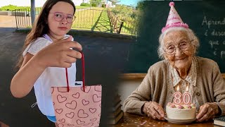 Carina comprou um presente para o aniversário da professora