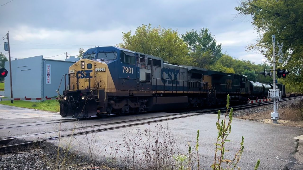 CSX Dash 8 # 7901 Leads M370-22 w/ CSX Safety Train Cars -9/22/2022 ...