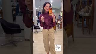 Jaqueta cropped roxa e calça Aladin Shoulder.