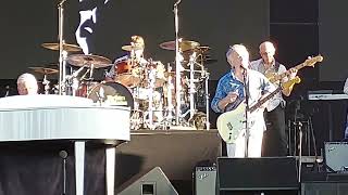 Brian Wilson with Al Jardine performing Sloop John B