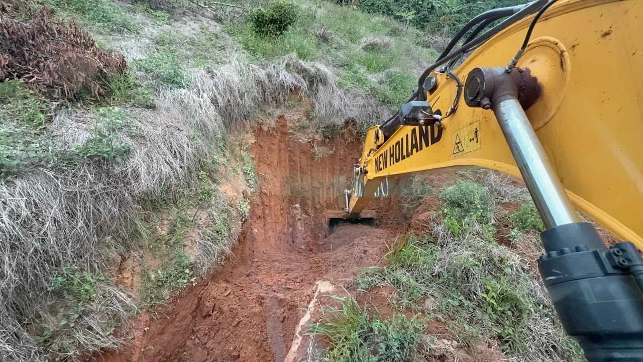 ABRINDO BURACO DE AGUA DA CHUVA 🌧️ 🌧️🌧️ COM ESCAVADEIRA HIDRÁULICA 