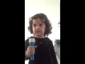 Menina de 2 anos cantando homenzinho torto