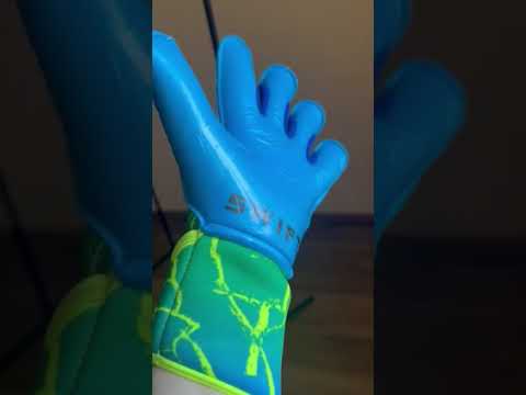 Вратарские футбольные перчатки Ultima Linea VOLT профессиональные, видео 1