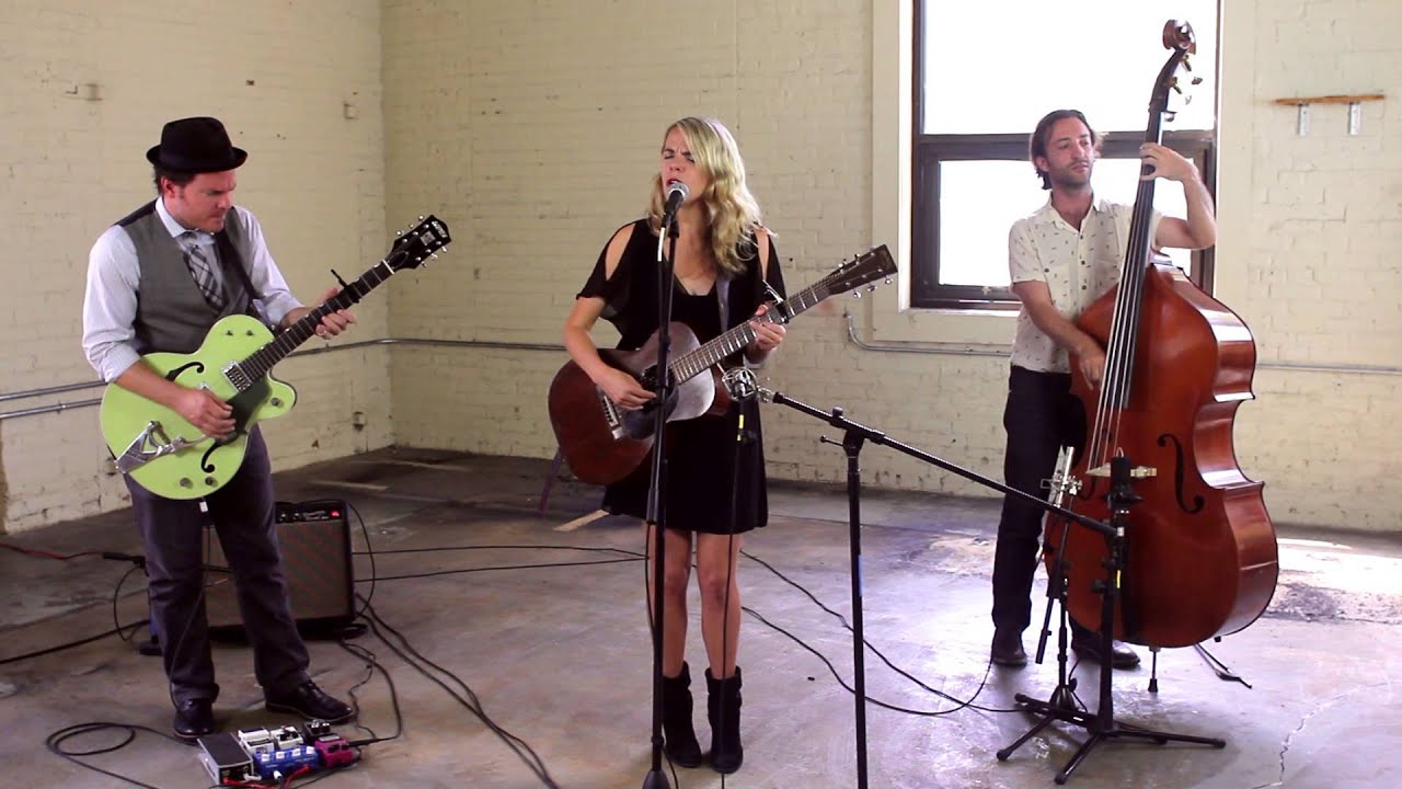 Aoife O'Donovan "Red & White & Blue & Gold" Acordes Chordify