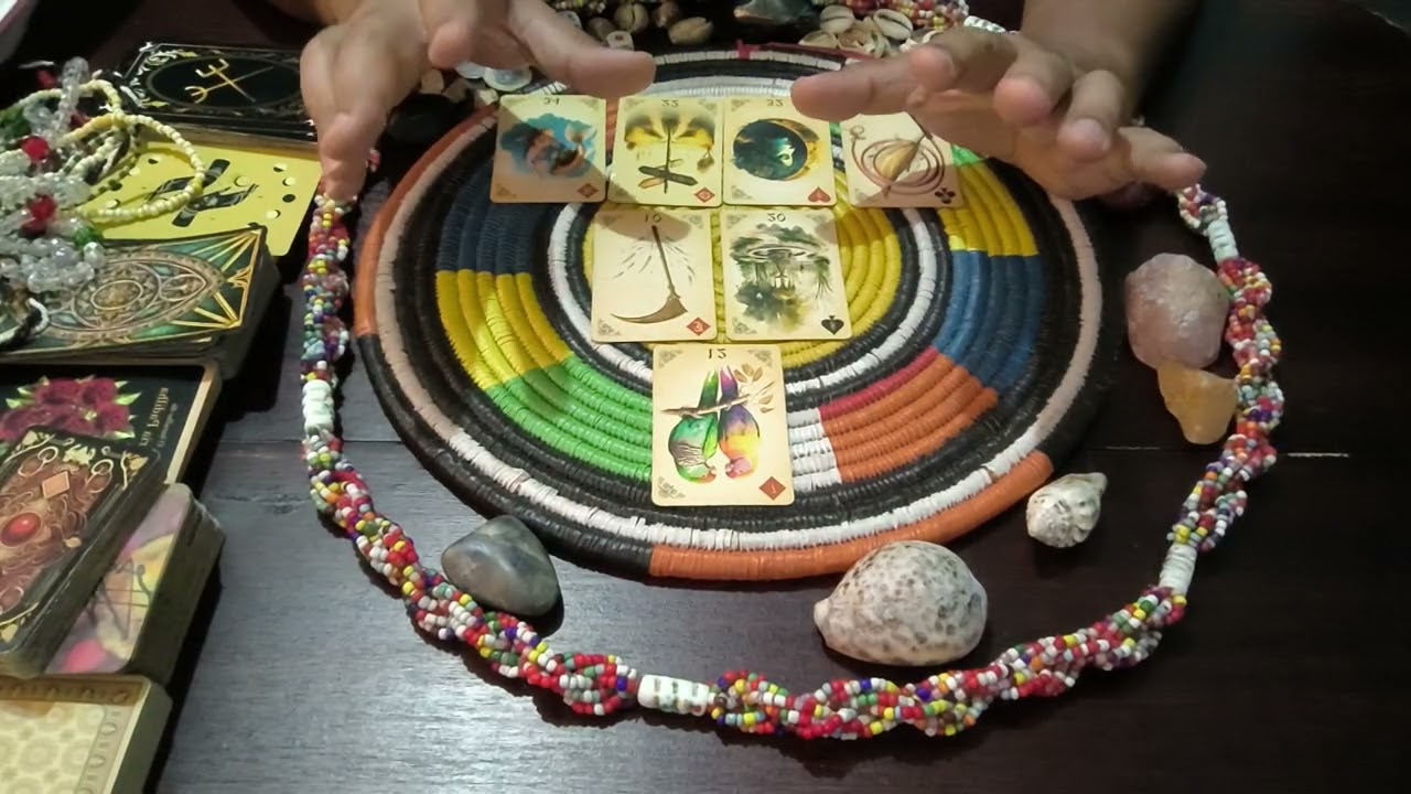 Tarot Peixes 🐠: Previsão Março: Você tem dois caminhos a escolher.