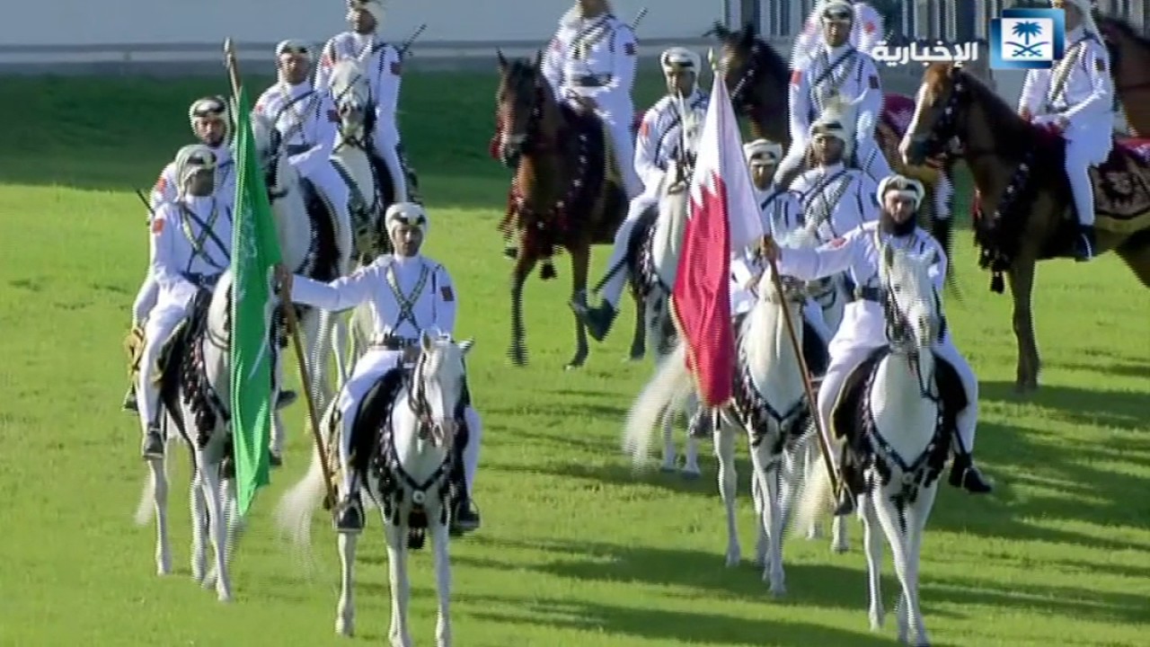 خادم الحرمين الشريفين أثناء أداء العرضة في قطر