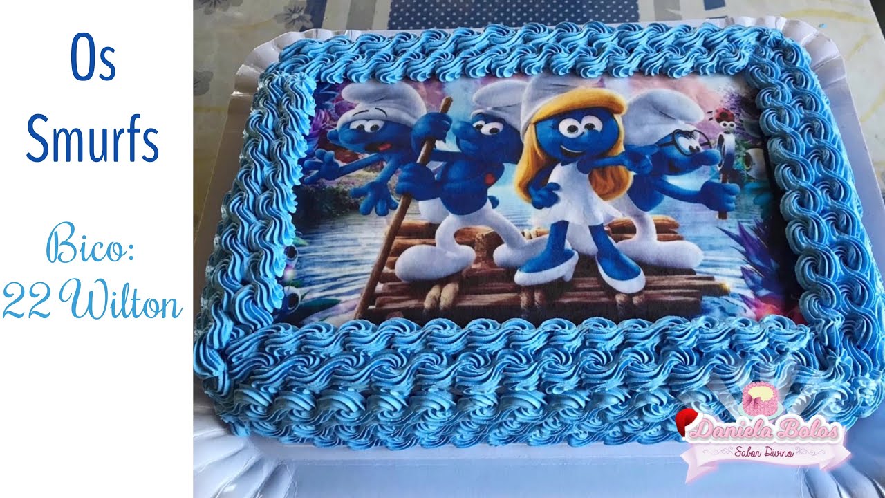 Confeitando bolo Os Smurfs