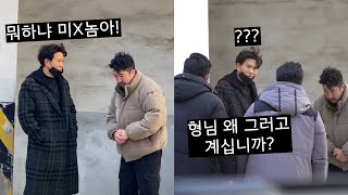 (몰카) ENG) 혼내고 있는 후배한테 건달들이 와서 인사를 한다면? (휘둥그레ㅋㅋㅋ)