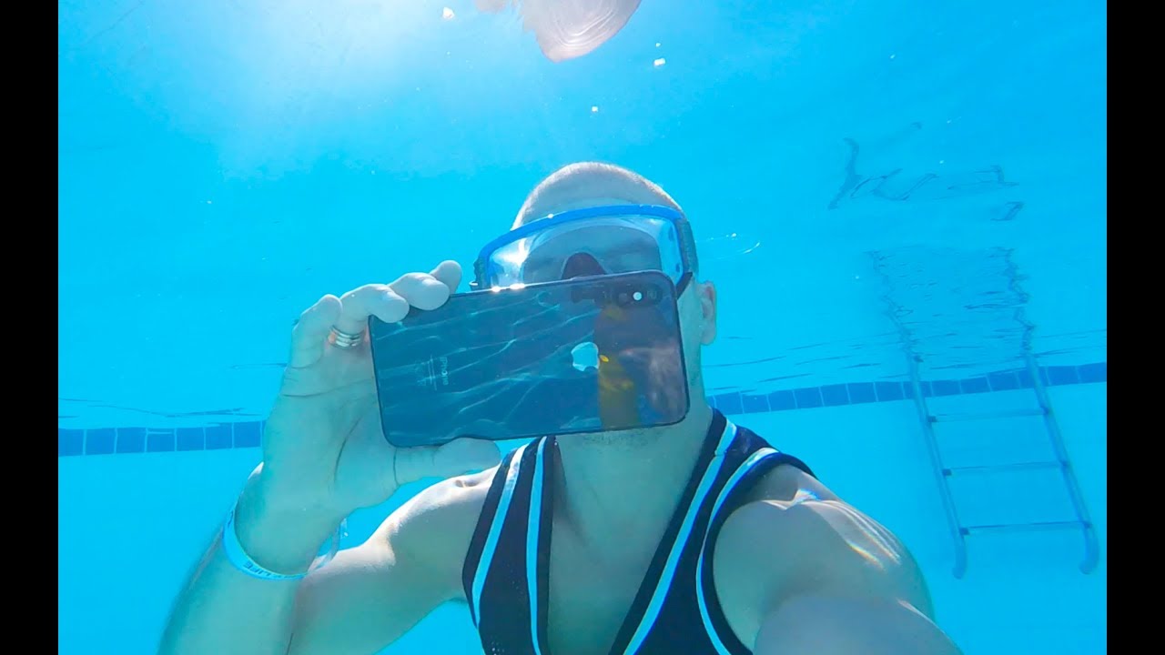 Айфон 15 под водой. Для съемки под водой для айфона. Съемка iphone под водой. Iphone 11 съемка под водой. Iphone XR под водой.