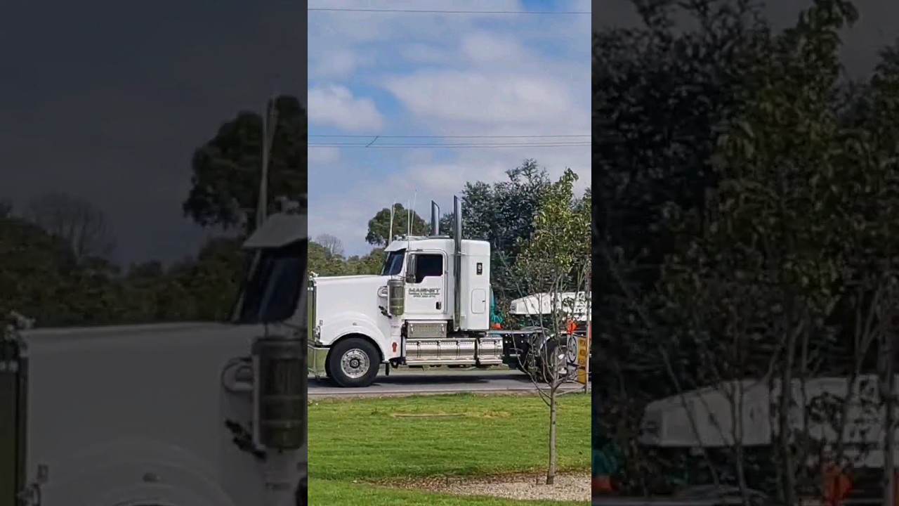 Kenworth Trucks: Lowloader Dashing To A Heavy Equipment Job 