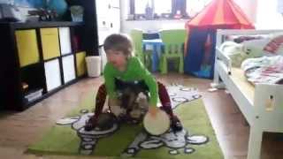 4 Jähriger Mit Afrikanischen Trommeln