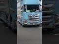 正面からブルーの巨大トラック