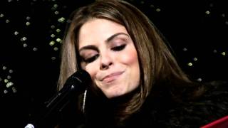 Maria Menounos And Allison Sweeney Celebrities Reading Upclose Hd - Grinchmas 2010