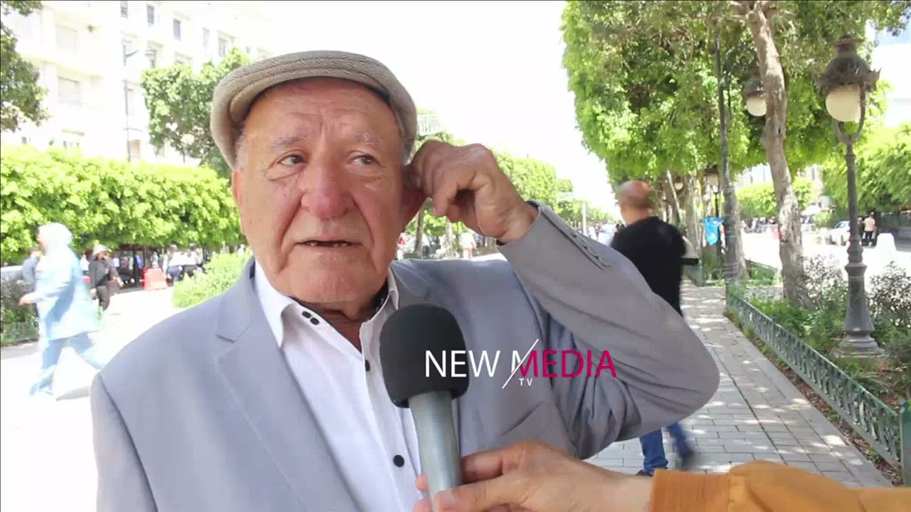 يرثي زوجته الراحلة وهو يب-كي 💔​ 