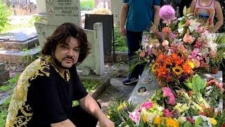 Филипп Киркоров навестил могилу матери в Софии Филипп Киркоров навестил могилу матери в Софии