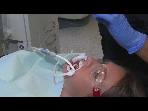 Video: Kaip ištiesinti dantis be petnešų (su nuotraukomis)