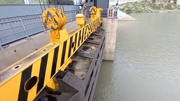Radial/spilway gates seal: insertion of stop logs by ganrty crane|Dam O&M accesories