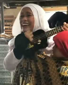 Viral ,pengamen ibu' suara merdu banget