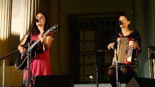 Miniatura de "Camila Moreno & Pascuala Ilabaca - Floricanto [Lhasa de Sela] (Festival de Chilenos, 08-01-2011)"