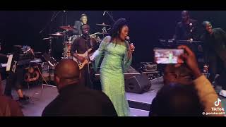 Gloria kazadi_en concert _Intouchable