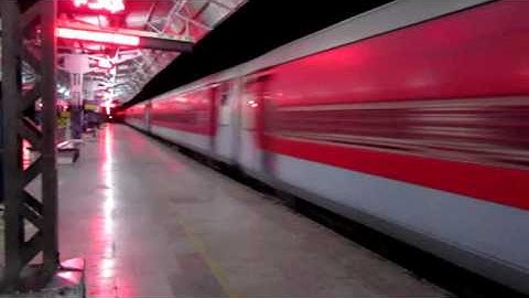 Fastest SF action of the night: 12304 Poorva express hits flat 130 at BDL