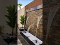 اشكال شلالات جدارية شلال منزل مودرن بتصميم رائع مع اضاءة واضافة النخيل شلالات منزلية
