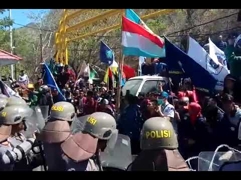 Mahasiswa Hancurkan Blokade di DPRD Provinsi Gorontalo