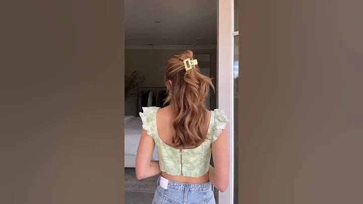 EASY HALF UP HAIRSTYLE WITH A CLAW CLIP