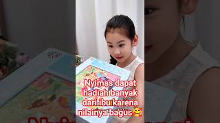 Nyimas Dapat Banyak Hadiah Dari Ibu Karena Nilainya Bagus