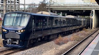 相鉄12000系12104編成が各駅停車海老名行きとして新川崎駅を通過するシーン（233M）2024.1.4.10:02