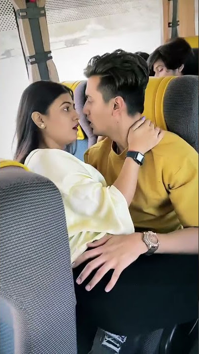 Cute romantic video😍❤️in bus #Couplesgoals#Couples