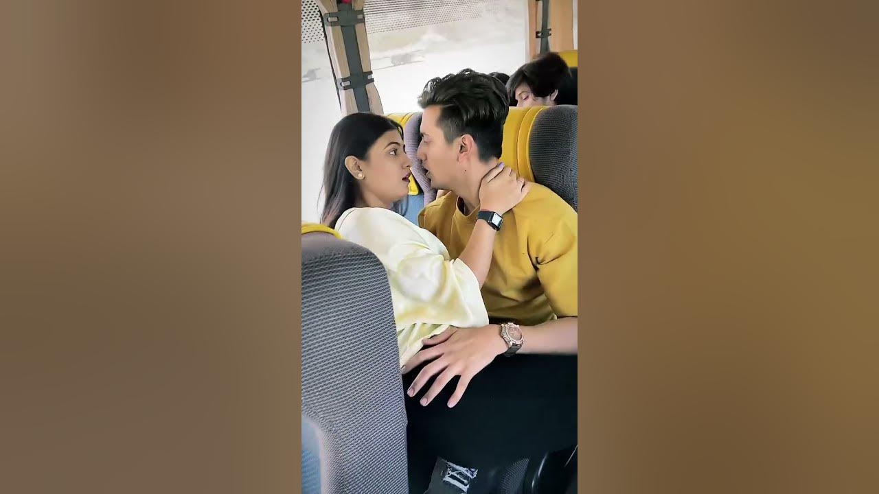 Cute romantic video😍❤️in bus #Couplesgoals#Couples