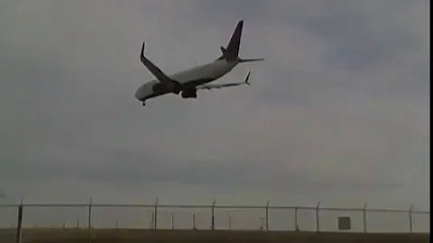 Delta 737 Close up Landing Minneapolis-Saint Paul Intl. Airport (KMSP)