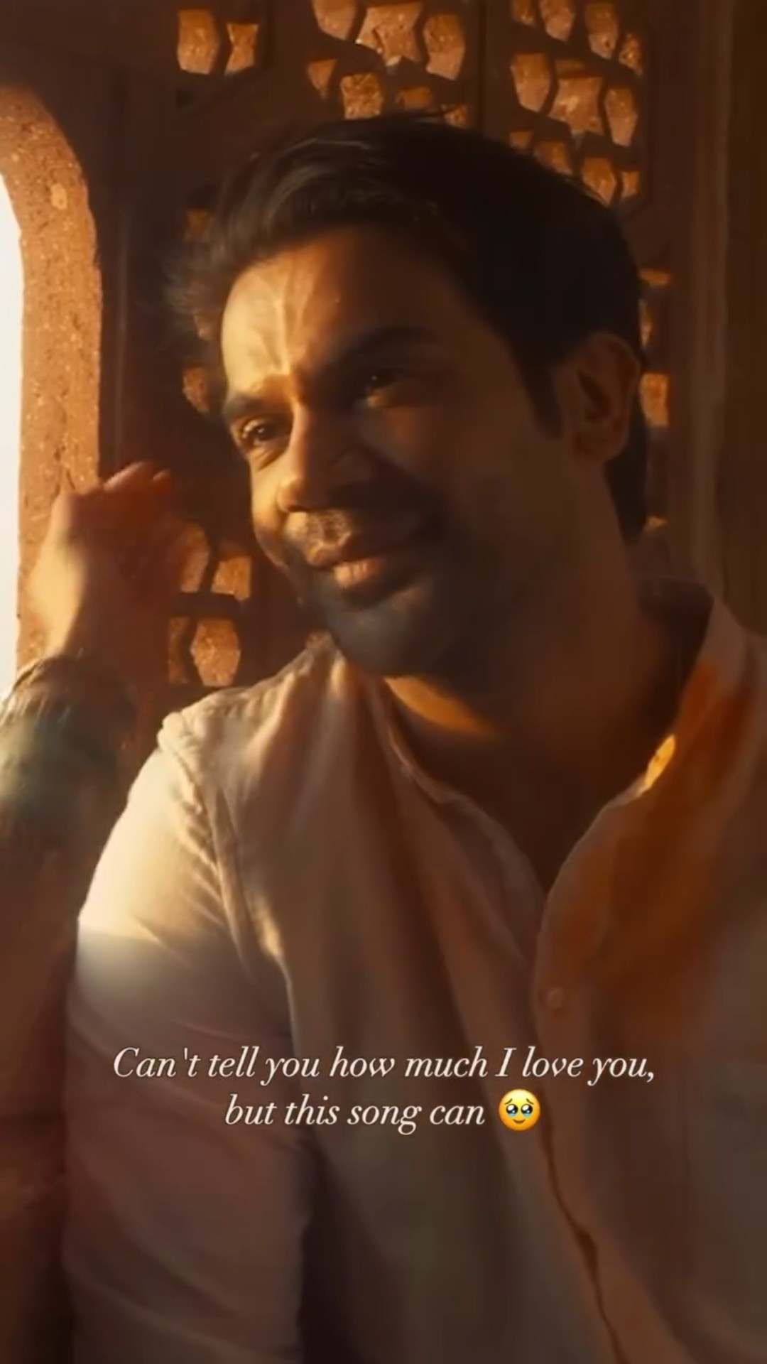 Every glance speaks a thousand words ?✨ #dekhhatenu #rajkummarrao #janhvikapoor
