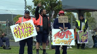 Kei te pukuriri ētahi kaimahi I te Poronga utu mahi tōmua o te Kirihimete by Te Ao News 386 views 5 months ago 3 minutes, 16 seconds