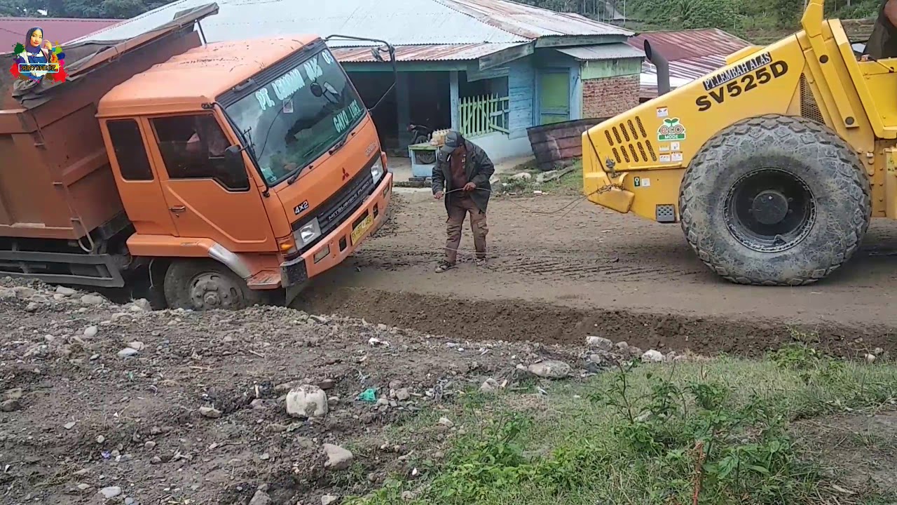  Kecelakaan  Truk  Fuso  Saat Memperbaiki Jalan Tripe Jaya 