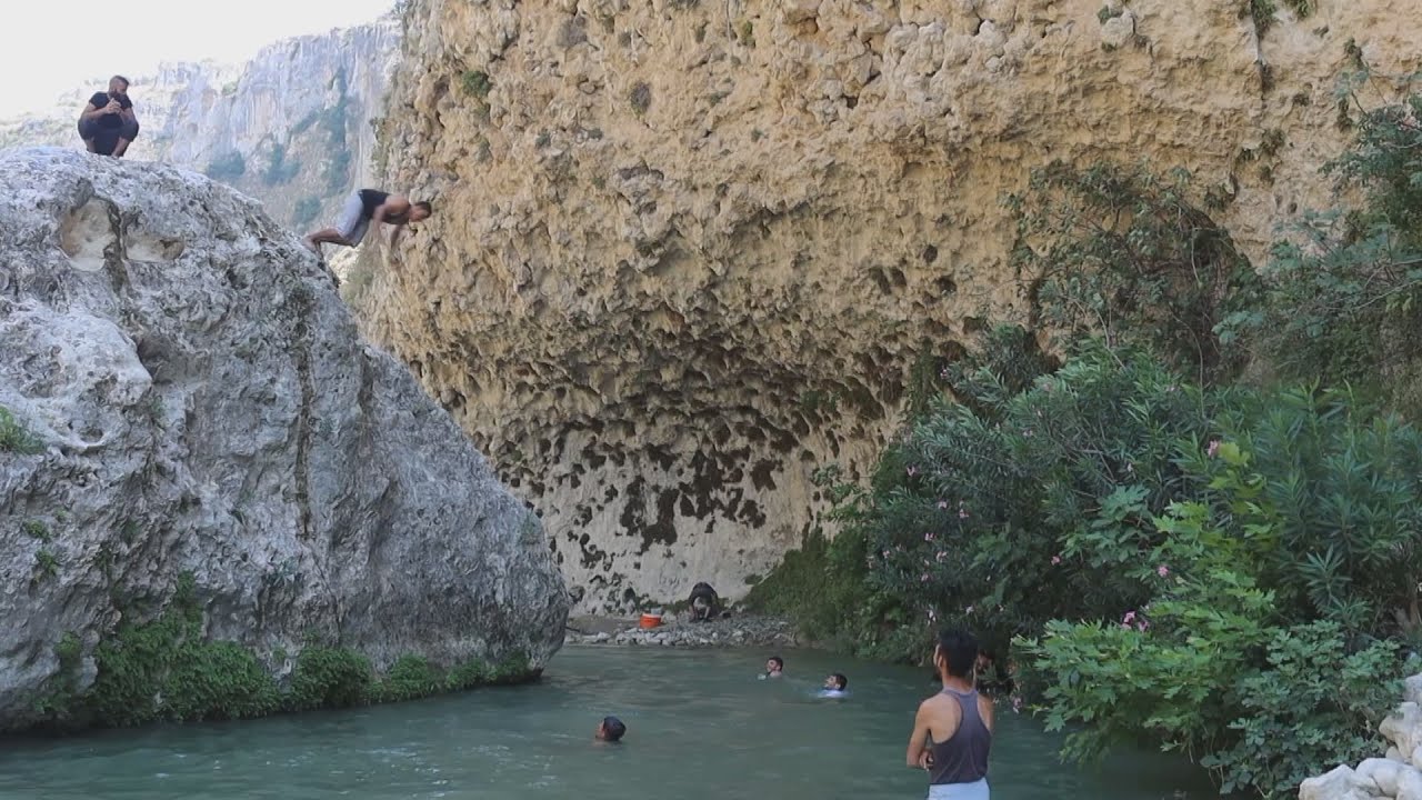 النهر الأبيض في ريف إدلب مكان يقصده الشبان للتنزه والسباحة