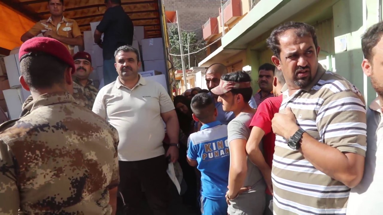 النائب طالب المعماري يقوم بتوزيع سلات رمضانية