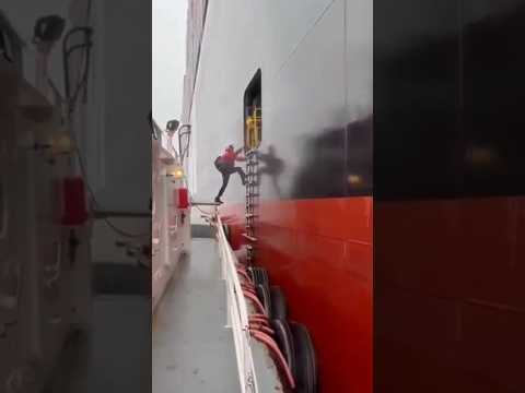 باب السر في السفن العملاقة كيف يصعد أهم شخص على متنها في أصعب الظروف