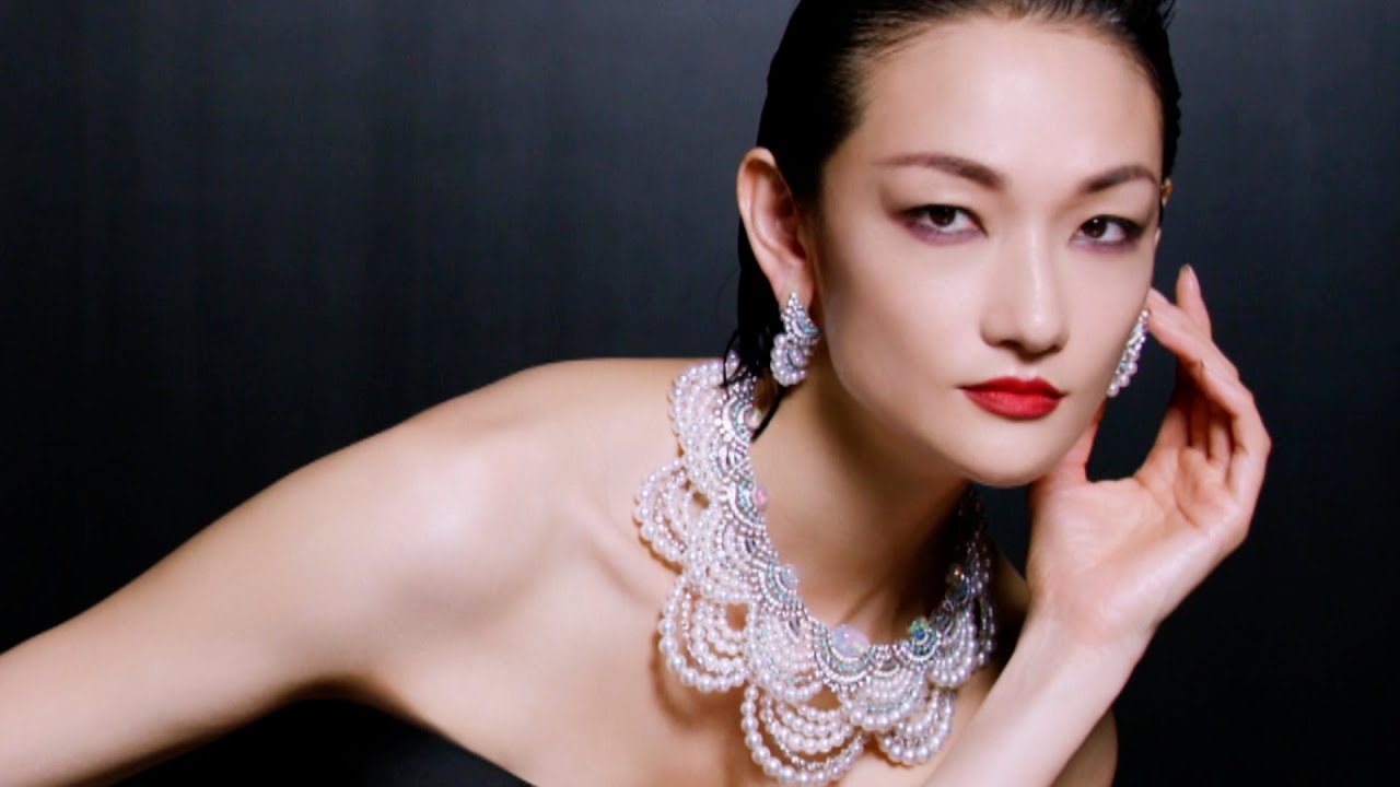 冨永愛、漆黒の世界でクールな表情を披露 MIKIMOTO 新作ハイジュエリー