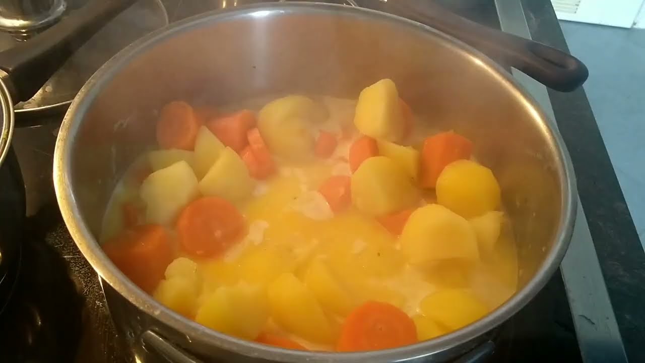 Kartoffel-Möhrenstampf schmeckt himmlich und passt zu vielen Gerichten.